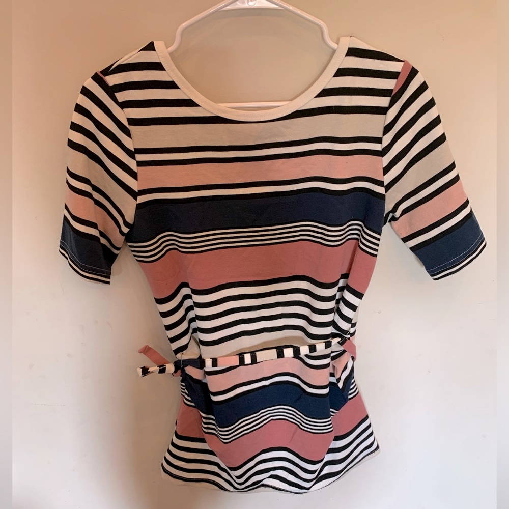 Mamalicious maternity top with scoop back and removable belt tie included.